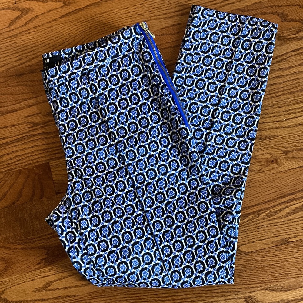 H&M Womens pants size 6. Cute black and blue design. Zipper on side & pockets!